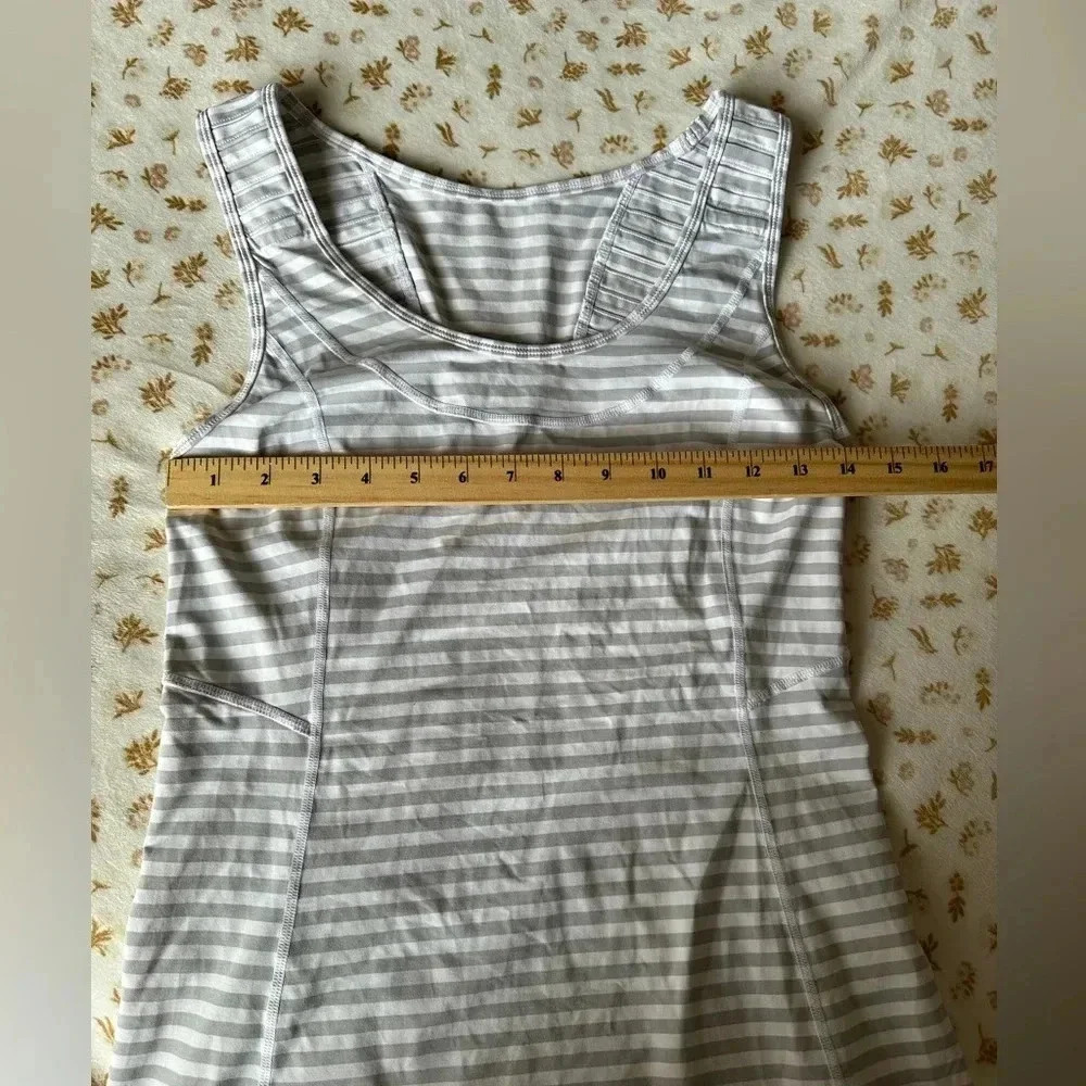 Lululemon Striped athletic top sleeveless gray with white key pocket size 8 - Picture 2 of 7